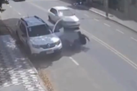 Ciclista é arremessado após colisão com porta de carro e acaba atropelado