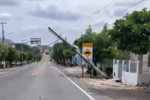 Caminhão em alta velocidade derruba fios e poste de energia na Vila Olga, em Tamboril