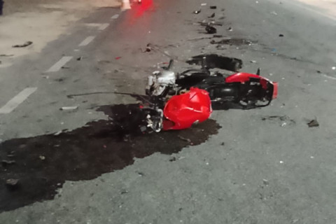Grave acidente deixa duas pessoas feridas na avenida J.Lopes Pedrosa, em Nova Russas