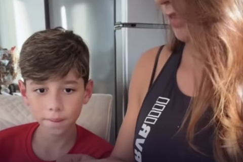 Reação de menino ao encontrar figurinha rara da Copa conquista a internet