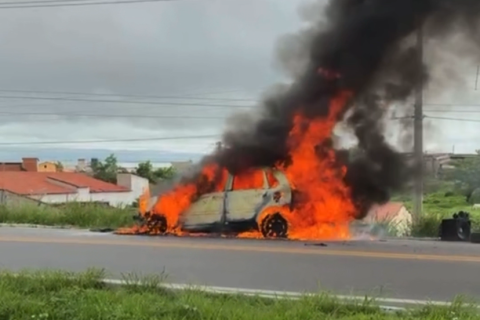 Incêndio destrói carro na Avenida Doutor Soares, em Crateús