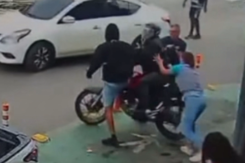 Suspeito tenta assaltar sorveteria, toma surra e acaba preso