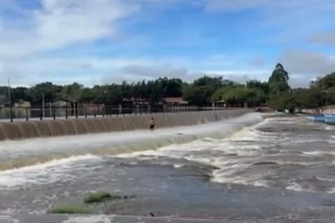 Águas do Boi Morto transbordam após fortes chuvas na Ibiapaba