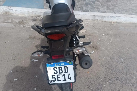 Moto é roubada por criminosos armados em praça de Ipueiras