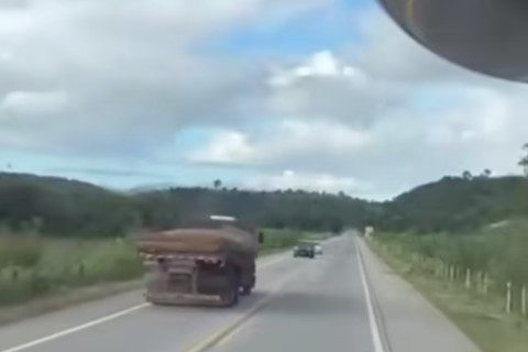 Caminhoneiro cochila ao volante e invade a contramão na BR-116