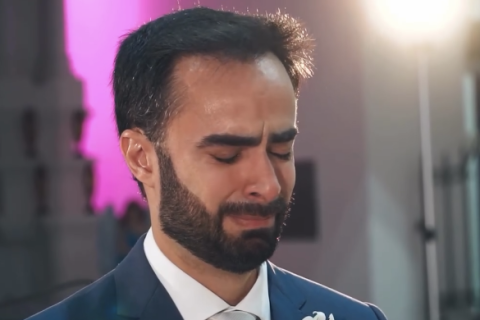 Noiva presta homenagem à enteada no altar e emociona o noivo, que não conseguiu conter as lágrimas.