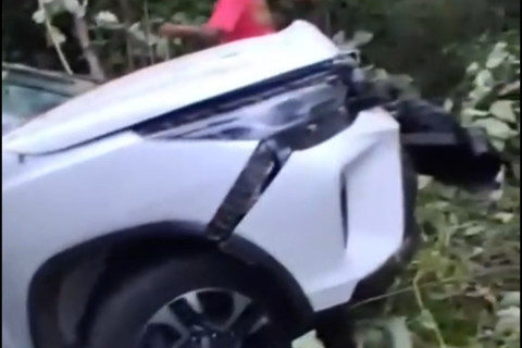 Profissional da saúde escapa sem ferimentos graves após Hilux sair da pista na CE-187, em Novo Oriente