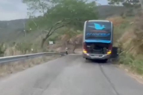 Ônibus da Viação Princesa quebra em ladeira entre Ararendá e Poranga