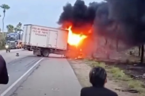 Motocicleta morre carbonizado após colisão com caminhão