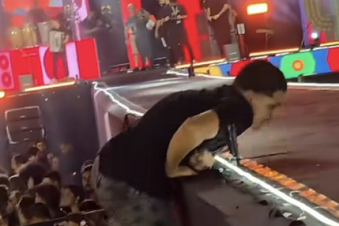 Fã surpreende ao subir no palco durante show de Nattan
