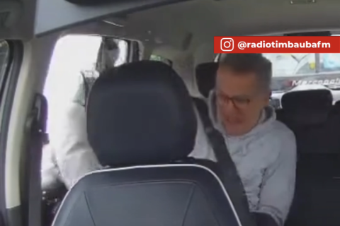 Criminoso quebra vidro de carro para roubar celular e causa tensão