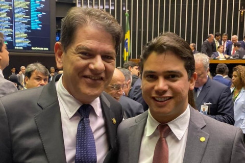 Cid Gomes em Nova Russas movimenta bastidores da política e reforça grupo liderado por Júnior Mano