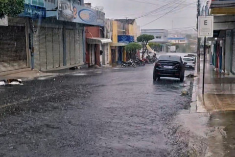 Tarde de sábado é marcada por chuva intensa em Nova Russas