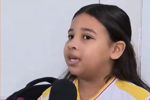 Criança chora ao falar sobre a mãe que não conseguiu assistir apresentação dela na escola