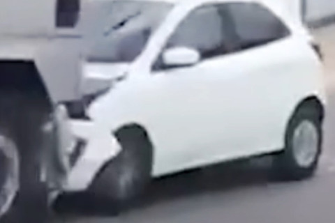 Veículos são arrastados por caminhão fora de controle em ladeira