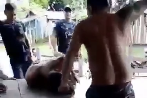 Polícia foi prender um adolescente por roubo, mas o pai pediu para dar um corretivo antes