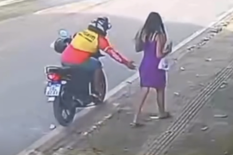 Motociclista de aplicativo é flagrado importunando adolescente em Santarém