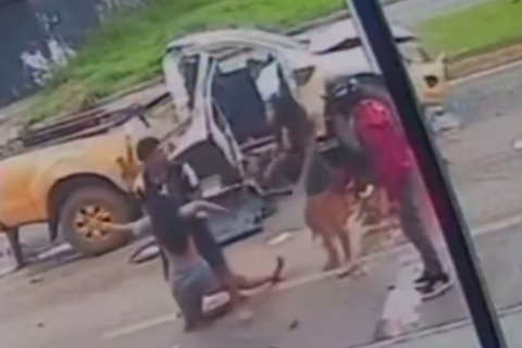 Motorista de 18 anos bate caminhonete contra postes em grave acidente