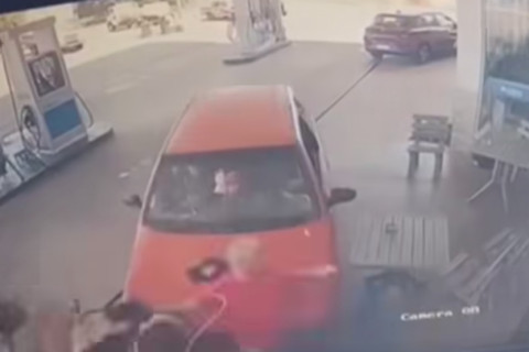 Homem atinge cavalo em posto de gasolina e parte para ataque com facão