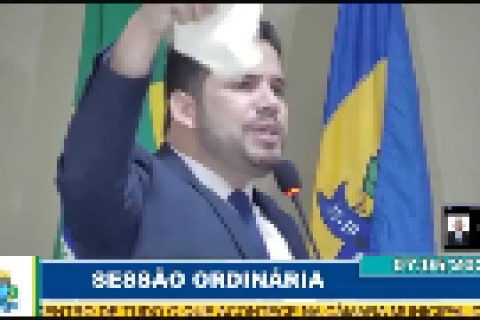 Vereador leva tapioca à sessão da Câmara de Ipueiras para criticar mudança de posicionamento de colega