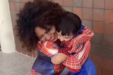 Babá surpreende ao se vestir de Homem-Aranha para buscar menino na escola e emociona a internet