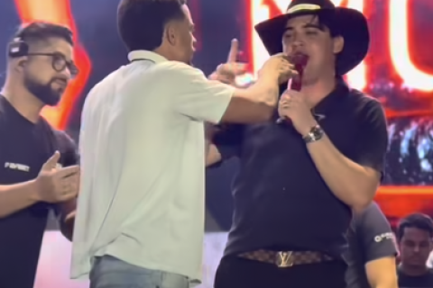 fã sobe ao palco, e diz que vai dar murro nas costelas de Natanzinho Lima