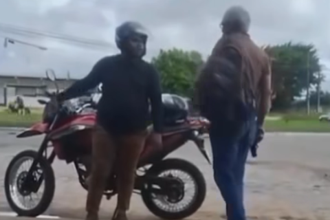 idoso é flagrado ameaçando motorista de aplicativo após atraso em corrida