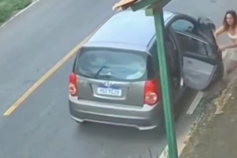 Barbeiro evita tragédia e salva bebê de carro desgovernado