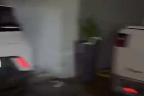 Madrugada de tensão em Palmas: carro elétrico pega fogo durante carregamento em garagem