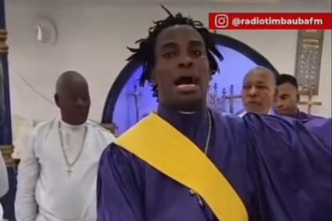 Líder religioso chama atenção com forma diferente de abençoar fiéis