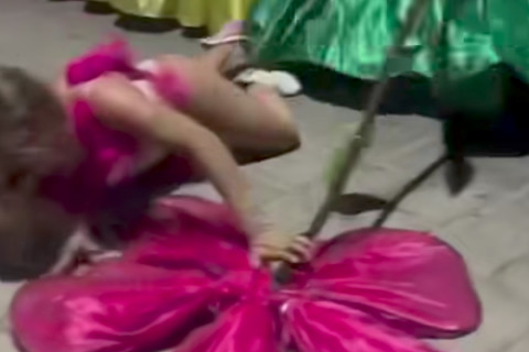 Rainha LGBT dá a volta por cima após incidente diante do público e continua no cortejo com firmeza.