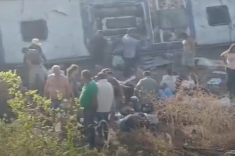 Ônibus com romeiros do Ceará capota em rodovia de Alagoas e deixa ao menos 15 mortos