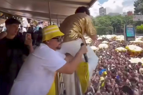 Brincadeira entre artistas chama atenção no bloco Skol