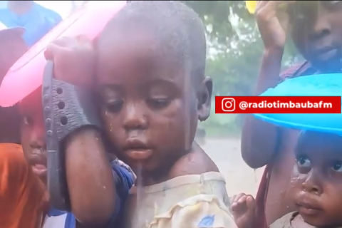 Vídeo expõe realidade comovente: crianças enfrentam longas filas por comida e água