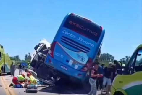 Acidente entre carreta e ônibus na BR-116 deixa mortos e feridos e interdita rodovia