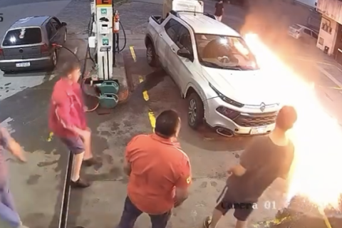 Homem tenta atear fogo em posto e causa momentos de pânico em Orleans (SC)