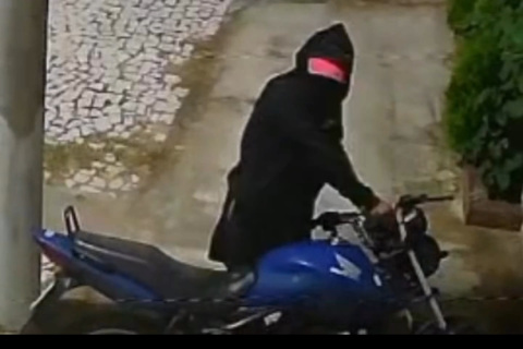 Vídeo mostra momento em que criminosos furtam moto no Centro de Nova Russas