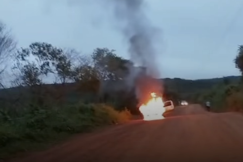 INCÊNDIO DESTRÓI CARRO DA SECRETARIA DE SAÚDE DE PORANGA NA ZONA RURAL
