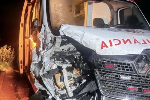Ambulância do SAMU colide com animal solto na CE-362 e causa prejuízos