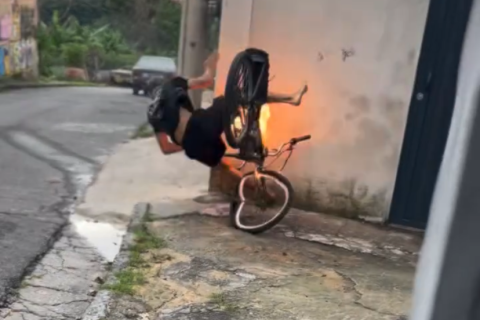 Bicicleta motorizada pega fogo após jovem perder controle e bater contra muro