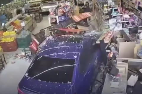Veículo de luxo invade supermercado e deixa clientes em desespero
