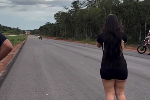 Jovem desafia o perigo em pista ao gravar manobras radicais