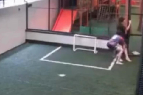Criança recebe choque elétrico em portão