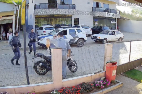 Homem ateia fogo na própria moto durante fiscalização da PM e mãe fica ferida