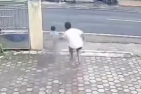 Criança invade a rua correndo e acaba atropelada