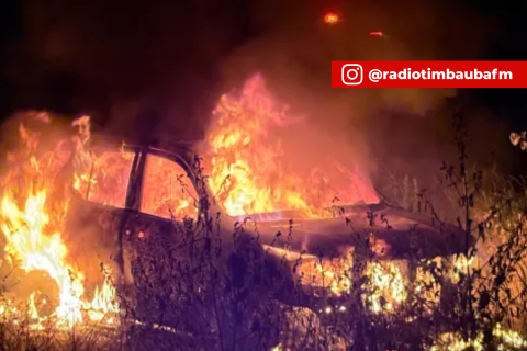 Veículo roubado é encontrado incendiado minutos após assalto em Crateús