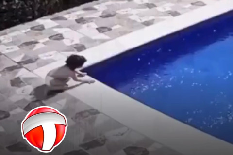 Relato emocionante de mãe vira alerta: criança de 3 anos abriu a porta e acidente mudou a vida da irmã