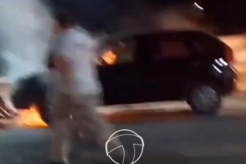 Princípio de incêndio em veículo causa susto nas proximidades de restaurante