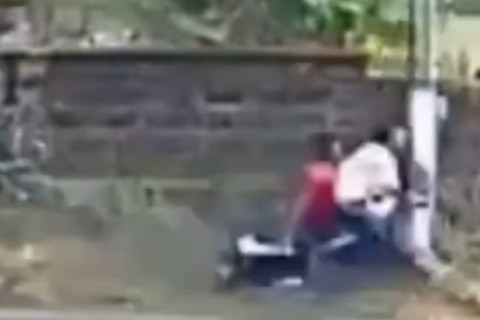 Batida violenta parte poste ao meio e deixa dois estudantes feridos