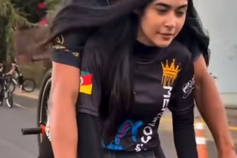 Influenciadores tentam manobra de bicicleta e acabam em queda inesperada